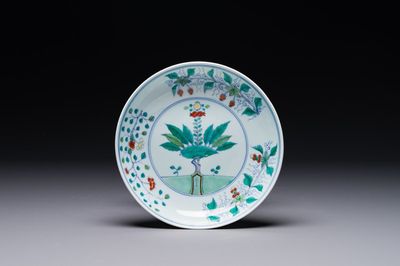 Assiette en porcelaine de Chine doucai à décor de grenades, prunes et raisins marque de Chenghua, Kangxi