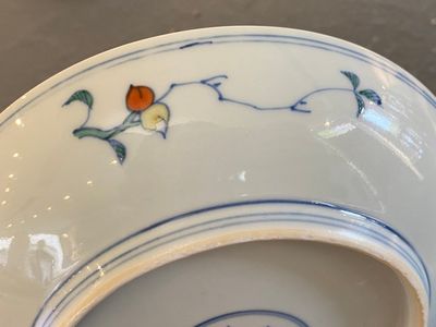 Assiette en porcelaine de Chine doucai, marque de Chenghua, Kangxi — photo 8