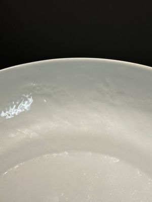 Assiette en porcelaine de Chine en blanc monochrome à décor de dragon incisé, 18ème — photo 7