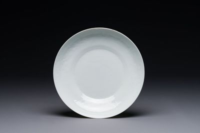 Assiette en porcelaine de Chine en blanc monochrome à décor de dragon incisé, 18ème