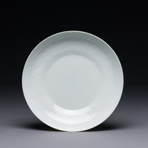 Assiette en porcelaine de Chine en blanc monochrome à décor de dragon incisé, 18ème — photo 1