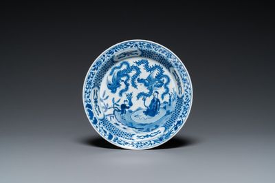 Assiette en porcelaine de Chine en bleu et blanc à décor de deux phénix et un immortel, Kangxi/Yongzheng