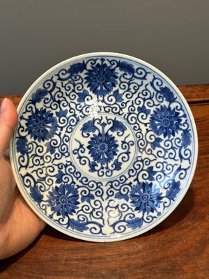 Assiette en porcelaine de Chine en bleu et blanc à décor de rinceaux de lotus, marque et époque de Guangxu — photo 1