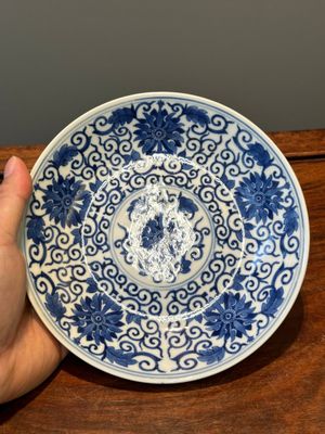 Assiette en porcelaine de Chine en bleu et blanc à décor de rinceaux de lotus, marque et époque de Guangxu — photo 2