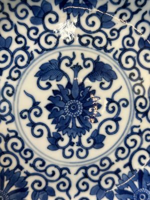 Assiette en porcelaine de Chine en bleu et blanc à décor de rinceaux de lotus, marque et époque de Guangxu — photo 3