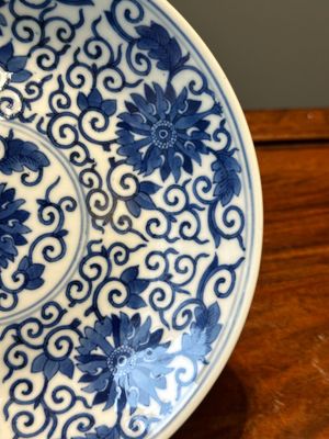 Assiette en porcelaine de Chine en bleu et blanc à décor de rinceaux de lotus, marque et époque de Guangxu — photo 4