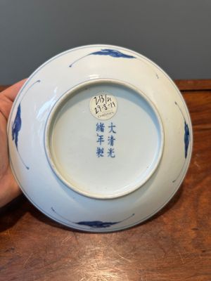 Assiette en porcelaine de Chine en bleu et blanc à décor de rinceaux de lotus, marque et époque de Guangxu — photo 5