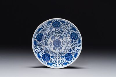 Assiette en porcelaine de Chine en bleu et blanc à décor de rinceaux de lotus, marque et époque de Guangxu