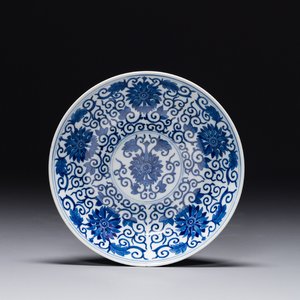 Assiette en porcelaine de Chine en bleu et blanc à décor de rinceaux de lotus, marque et époque de Guangxu — photo 1