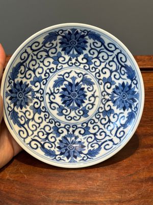 Assiette en porcelaine de Chine en bleu et blanc à décor de rinceaux de lotus, marque et époque de Guangxu — photo 1