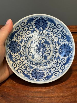 Assiette en porcelaine de Chine en bleu et blanc à décor de rinceaux de lotus, marque et époque de Guangxu — photo 2
