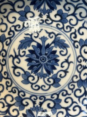 Assiette en porcelaine de Chine en bleu et blanc à décor de rinceaux de lotus, marque et époque de Guangxu — photo 3