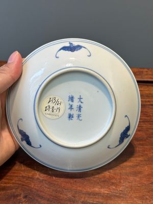 Assiette en porcelaine de Chine en bleu et blanc à décor de rinceaux de lotus, marque et époque de Guangxu — photo 6