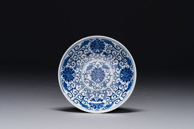 Assiette en porcelaine de Chine en bleu et blanc à décor de rinceaux de lotus, marque et époque de Guangxu
