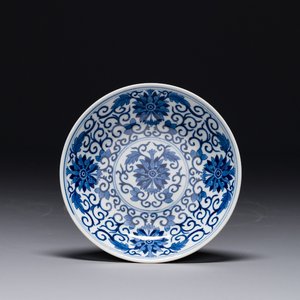 Assiette en porcelaine de Chine en bleu et blanc à décor de rinceaux de lotus, marque et époque de Guangxu — photo 1