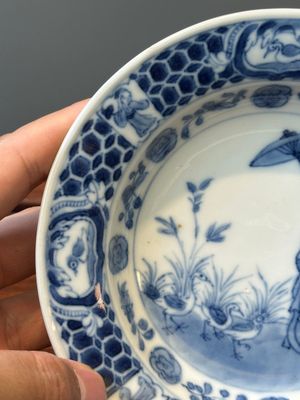 Assiette en porcelaine de Chine en bleu et blanc à décor des 'Dames au parasol' d'après Cornelis Pronk, Qianlong — photo 4