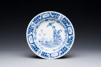 Assiette en porcelaine de Chine en bleu et blanc à décor des 'Dames au parasol' d'après Cornelis Pronk, Qianlong