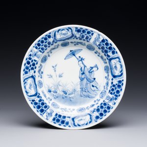 Assiette en porcelaine de Chine en bleu et blanc à décor des 'Dames au parasol' d'après Cornelis Pronk, Qianlong — photo 1