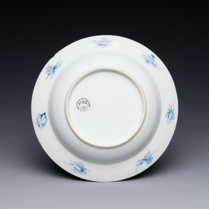 Assiette en porcelaine de Chine en bleu et blanc à décor des 'Dames au parasol' d'après Cornelis Pronk, Qianlong — photo 2