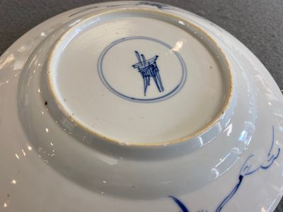 Assiette en porcelaine de Chine en bleu et blanc à décor des 'Huit chevaux de Mu Wang', Kangxi — photo 3