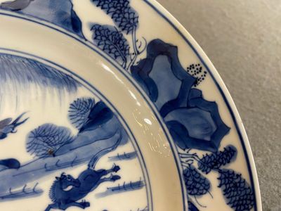 Assiette en porcelaine de Chine en bleu et blanc à décor des 'Huit chevaux de Mu Wang', Kangxi — photo 6