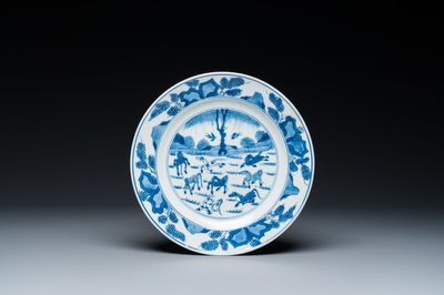 Assiette en porcelaine de Chine en bleu et blanc à décor des 'Huit chevaux de Mu Wang', Kangxi