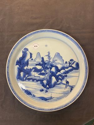 Assiette en porcelaine de Chine en bleu et blanc à décor d'un paysage fluvial montagneux, marque de Chenghua, Kangxi — photo 1