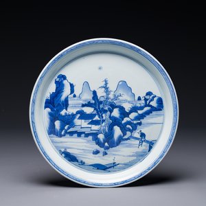 Assiette en porcelaine de Chine en bleu et blanc à décor d'un paysage fluvial montagneux, marque de Chenghua, Kangxi — photo 1