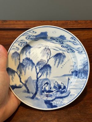 Assiette en porcelaine de Chine en bleu et blanc à décor d'une femme allaitante et de pêcheurs sur des bateaux, marque Chenghua, Kangxi — photo 2