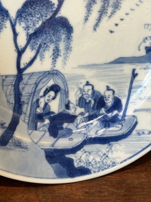 Assiette en porcelaine de Chine en bleu et blanc à décor d'une femme allaitante et de pêcheurs sur des bateaux, marque Chenghua, Kangxi — photo 3