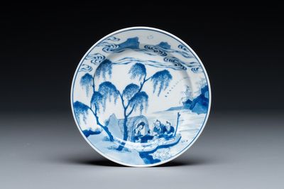 Assiette en porcelaine de Chine en bleu et blanc à décor d'une femme allaitante et de pêcheurs sur des bateaux, marque Chenghua, Kangxi
