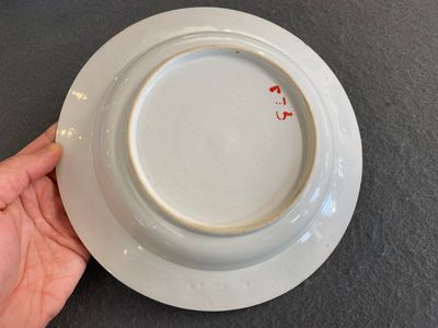 Assiette en porcelaine de Chine en bleu et blanc à sujet mythologique figurant Neptune, Qianlong — photo 3
