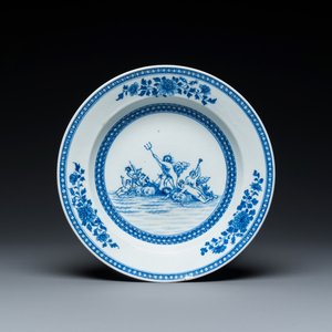 Assiette en porcelaine de Chine en bleu et blanc à sujet mythologique figurant Neptune, Qianlong — photo 1