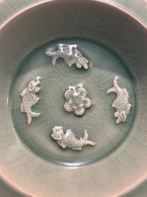 Assiette en porcelaine de Chine en céladon de Longquan figurant quatre carpes, Yuan ou postérieur — photo 2