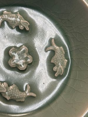 Assiette en porcelaine de Chine en céladon de Longquan figurant quatre carpes, Yuan ou postérieur — photo 3