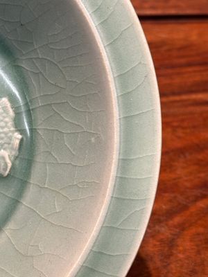 Assiette en porcelaine de Chine en céladon de Longquan figurant quatre carpes, Yuan ou postérieur — photo 4