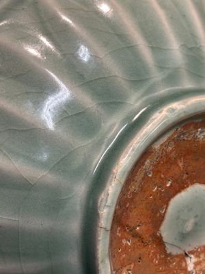 Assiette en porcelaine de Chine en céladon de Longquan figurant quatre carpes, Yuan ou postérieur — photo 7