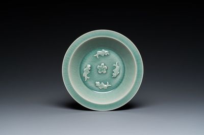 Assiette en porcelaine de Chine en céladon de Longquan figurant quatre carpes, Yuan ou postérieur