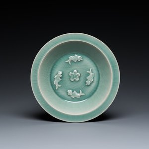 Assiette en porcelaine de Chine en céladon de Longquan figurant quatre carpes, Yuan ou postérieur — photo 1