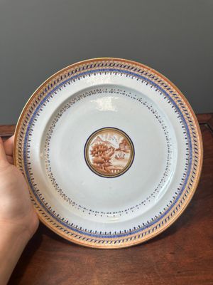 Assiette en porcelaine de Chine en émaux bleu et orange à décor de port, Jiaqing — photo 1