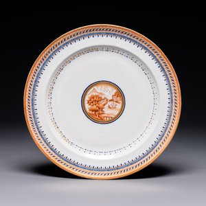Assiette en porcelaine de Chine en émaux bleu et orange à décor de port, Jiaqing — photo 1