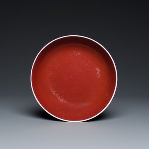 Assiette en porcelaine de Chine en rouge de cuivre monochrome, marque et époque de Guangxu — photo 1