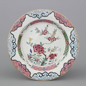 Assiette en porcelaine de Chine, famille rose, 18e — photo 1