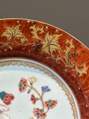 Assiette en porcelaine de Chine famille rose à bordure faux-bois, Yongzheng/Qianlong — photo 4