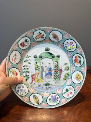 Assiette en porcelaine de Chine famille rose à décor 'à la tonnelle' d’après un dessin de Cornelis Pronk, Qianlong — photo 1