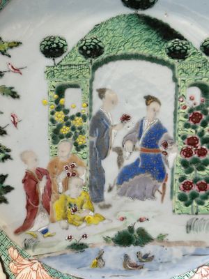 Assiette en porcelaine de Chine famille rose à décor 'à la tonnelle' d’après un dessin de Cornelis Pronk, Qianlong — photo 2