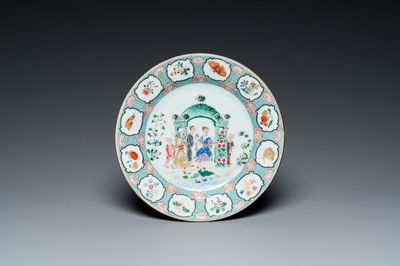 Assiette en porcelaine de Chine famille rose à décor 'à la tonnelle' d’après un dessin de Cornelis Pronk, Qianlong