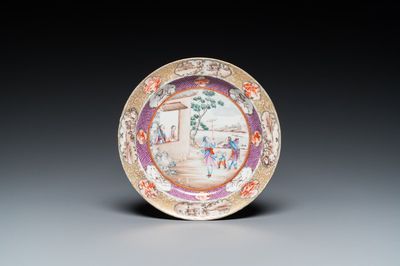 Assiette en porcelaine de Chine famille rose à décor d'acrobats de type 'Rockefeller', Jiaqing