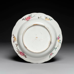 Assiette en porcelaine de Chine famille rose à décor de figures dans un jardin, Yongzheng — photo 2