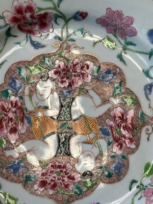 Assiette en porcelaine de Chine famille rose à décor de 'Hehe Erxian', Yongzheng/Qianlong — photo 3